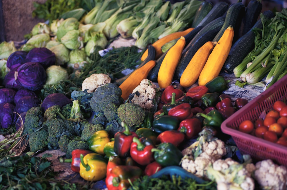 Mediterranean week meal plan with fresh vegetables